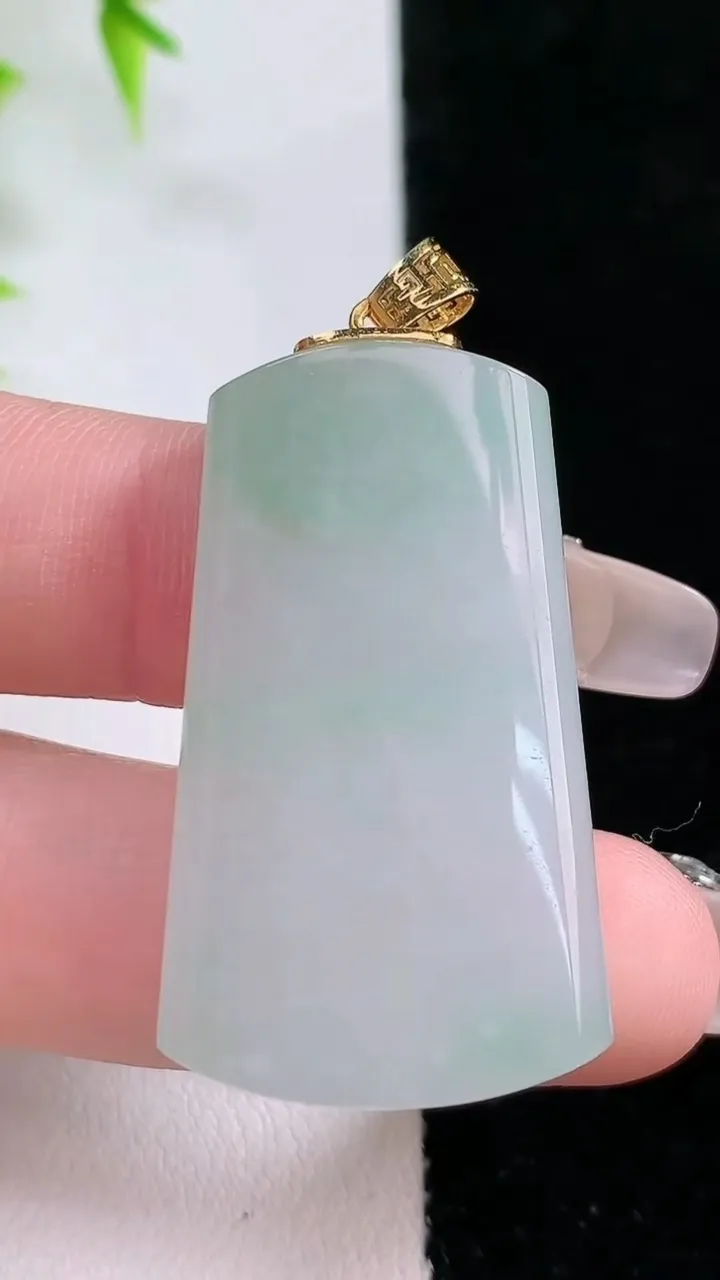 天然A货翡翠山水牌吊坠，尺寸64.6-40-10.7，重:48.18g
1月18日