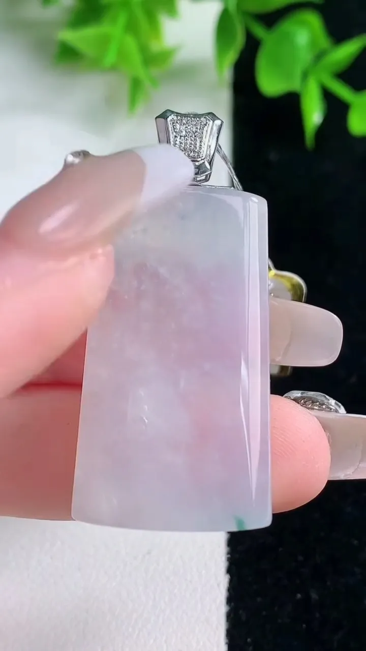 天然A货翡翠无事牌吊坠，尺寸35.7-20-5，重量:11.89g
1月18日