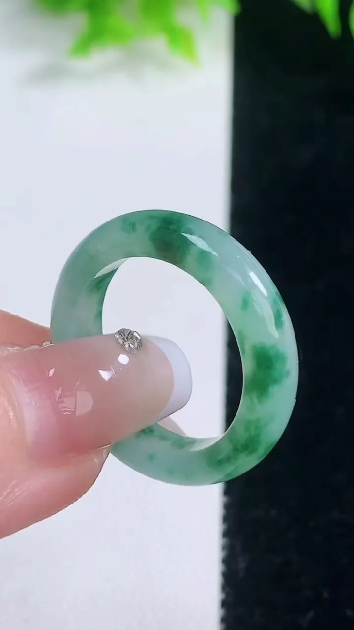 天然A货翡翠冰种飘花指环戒指，尺寸19.6-5.4-3.5，重量:4.75g2026年1月18日
工厂直销收藏佳品,种好水足，色泽均匀，有种有色，上手高大气！