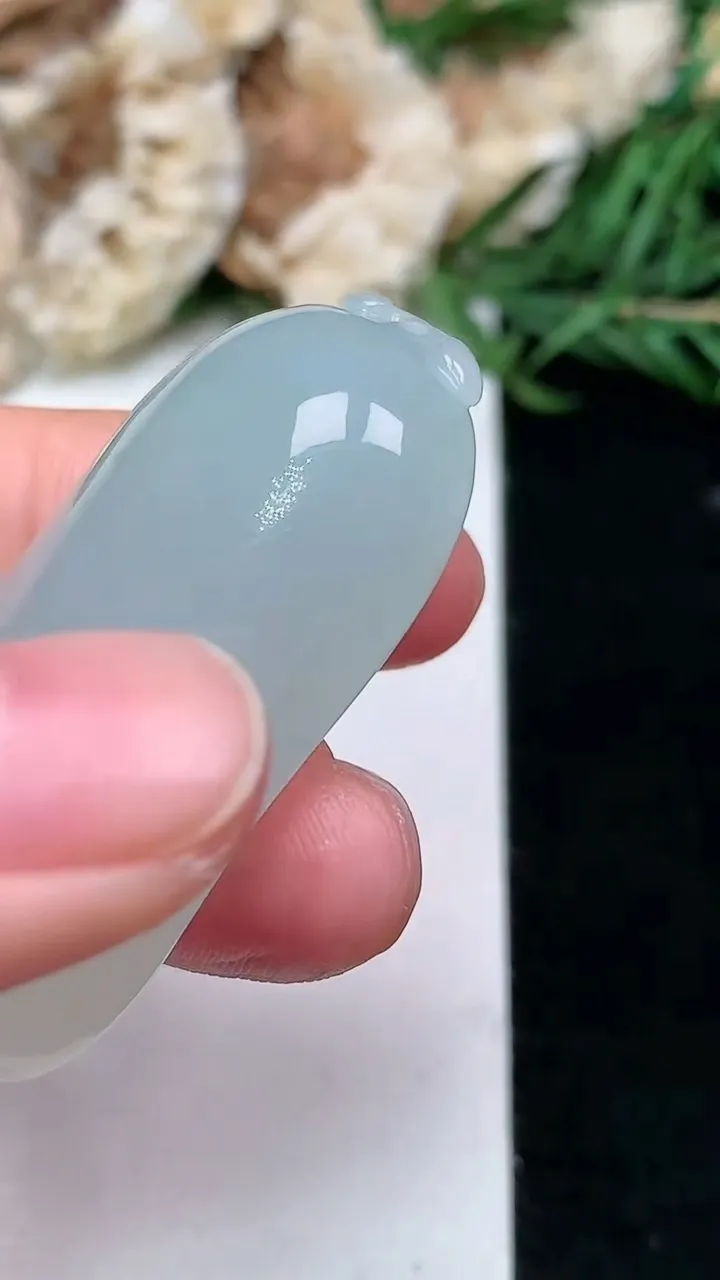 天然A货翡翠飘金花福瓜吊坠，尺寸41.7-22.5-11.5，重量:23.75g
1月18日