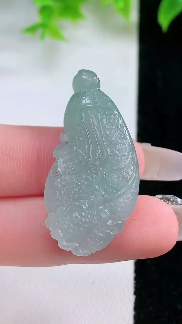 天然A货翡翠白菜吊坠，尺寸38.3-18.2-5，重量:6.21g
1月18日