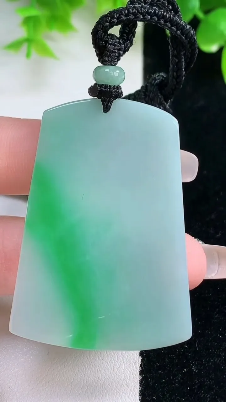 天然A货翡翠普贤菩萨吊坠，尺寸49.4-34.2-3.6，重量:20.59g
1月18日