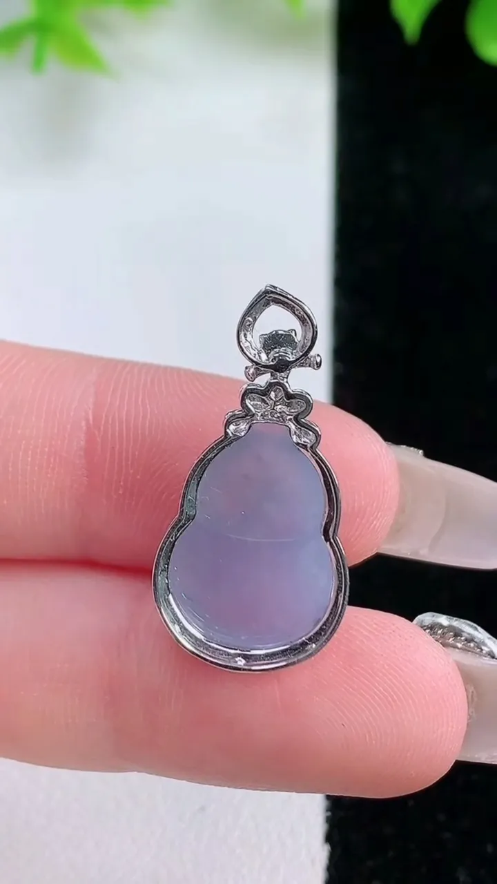 天然A货翡翠18K金紫罗兰葫芦吊坠，尺寸25.8-13-6，裸石15.6-11.3重量:2.02g
1月18日