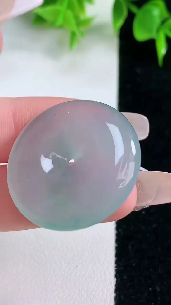 天然A货翡翠平安扣吊坠，尺寸29.6-5.8，重量:11.15g
1月18日