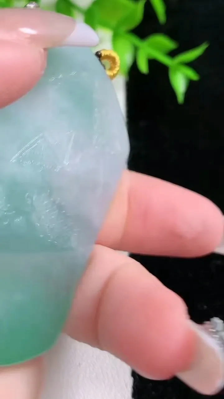 天然A货翡翠无事牌吊坠，尺寸57.2-46.6-4，重:25.82g
1月18日