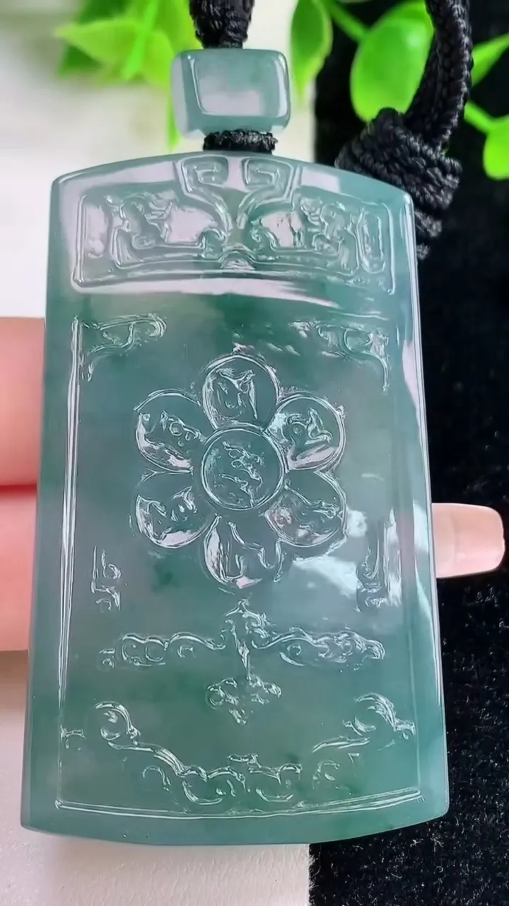 天然A货翡翠种飘花仿古无事牌吊坠，尺寸63-37.3-5，重量:40.98g
1月18日
