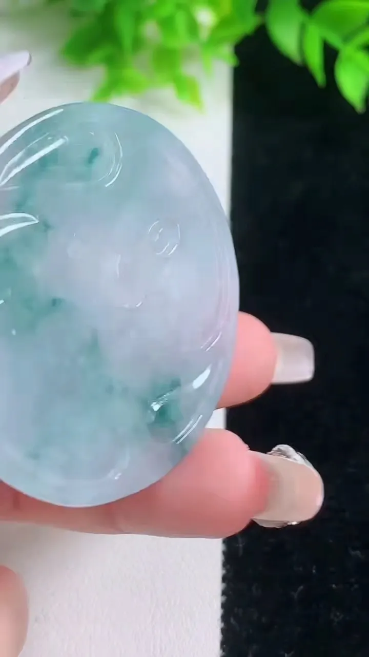 天然A货翡翠冰种飘花不动明王吊坠，尺寸49.7-44.4-5，重量:23.08g
1月18日