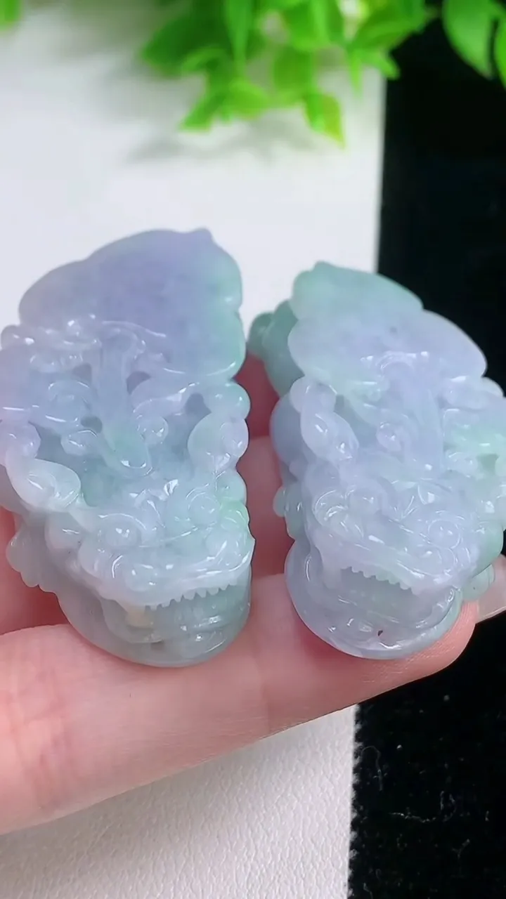 天然A货翡翠春带彩紫罗兰貔貅吊坠一对，尺寸48.4-23-11.6，重量:60.76g
1月18日