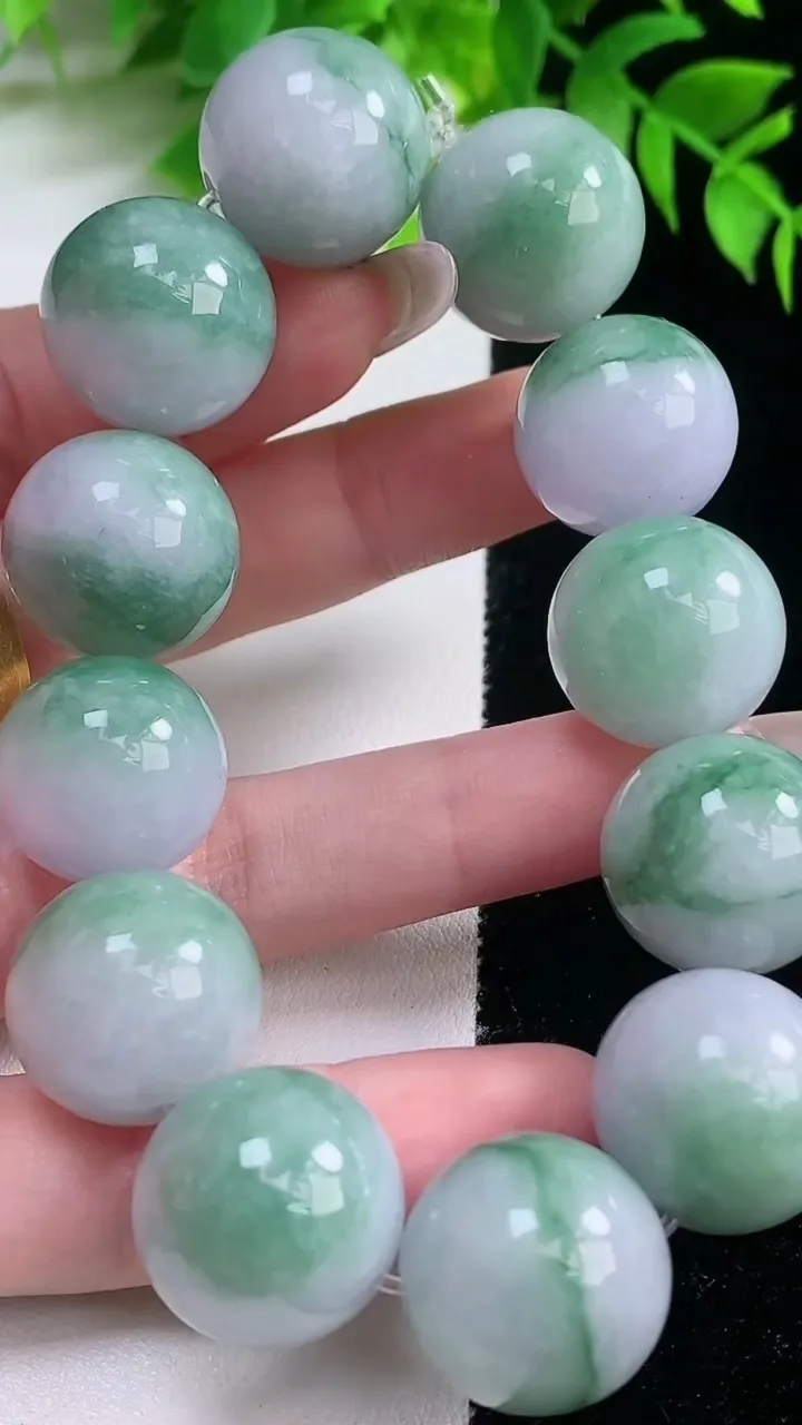 天然A货翡翠圆珠手串，尺寸18.2-12颗，重量:116.01g1月18日
工厂直销收藏佳品,种好水足，色泽均匀，有种有色，上手高大气！