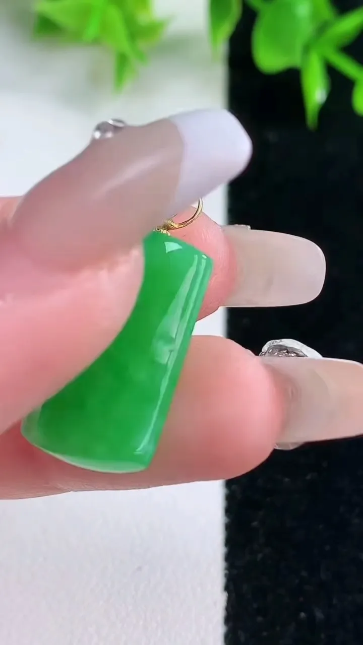 天然A货翡翠无事牌吊坠，尺寸21.8-14-4.4，重量:3.78g
1月18日