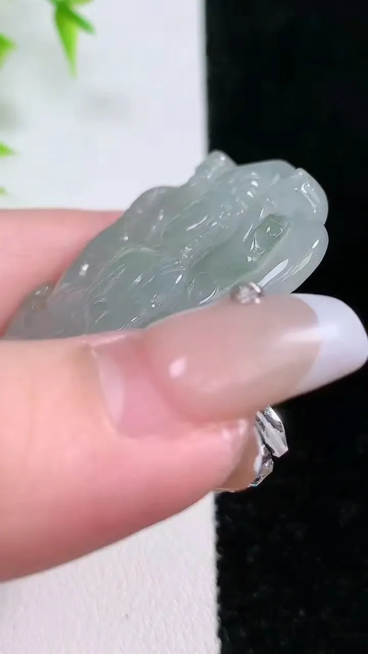 天然A货翡翠千手观音吊坠，尺寸53.5-35-5.3，重:17.71g
1月18日