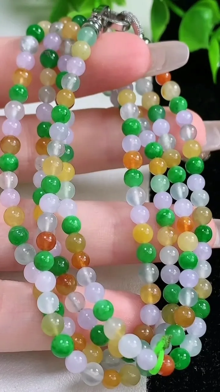 天然A货翡翠种四彩小米珠项链，尺寸4-175颗，重量:22.00g
1月18日