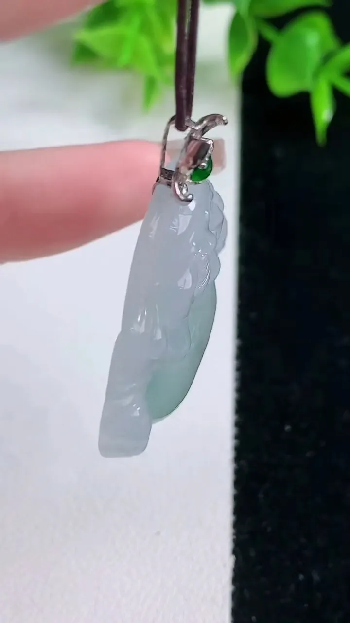 天然A货翡翠种飘花佛公吊坠，尺寸33-35.7-6.3，重量:12.66g
1月18日