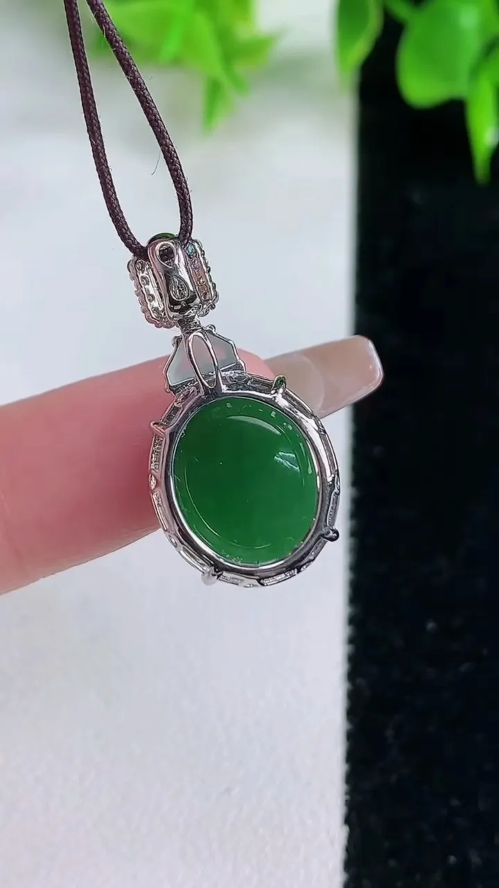 天然A货翡翠蛋面吊坠，尺寸15-13-6.7，重量:3.19g
1月18日