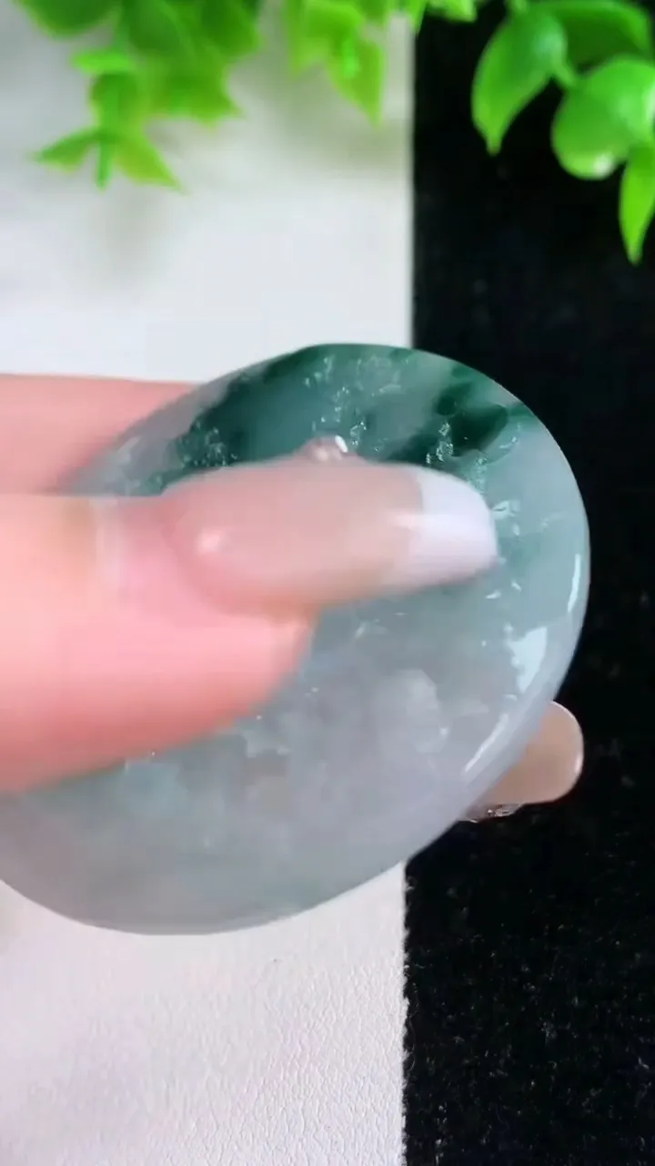 天然A货翡翠牌吊坠，尺寸48-4.8，重量:26.00g
1月18日