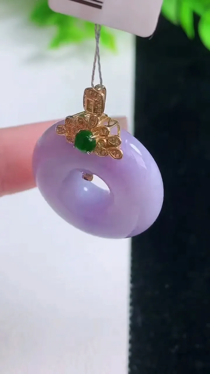 天然A货翡翠18K金紫罗兰平安环吊坠，尺寸24.7-8，重量:10.78g
1月18日