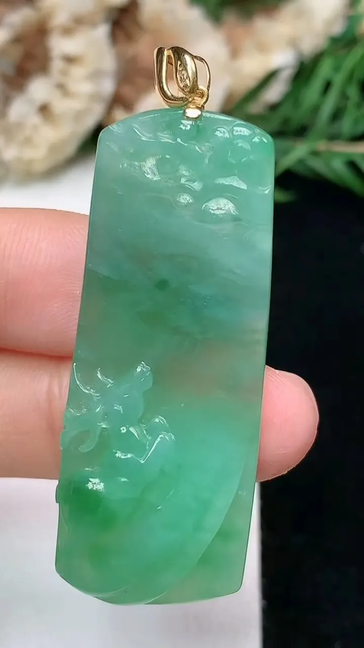 天然A货翡翠梅花鹿吊坠，尺寸44.5-17.4-5.7，重量:8.31g
1月18日