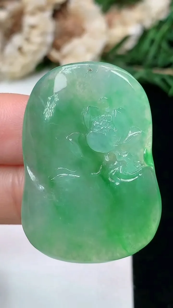 天然A货翡翠荷花吊坠，尺寸36.3-25.6-5，重量:10.05g
1月18日