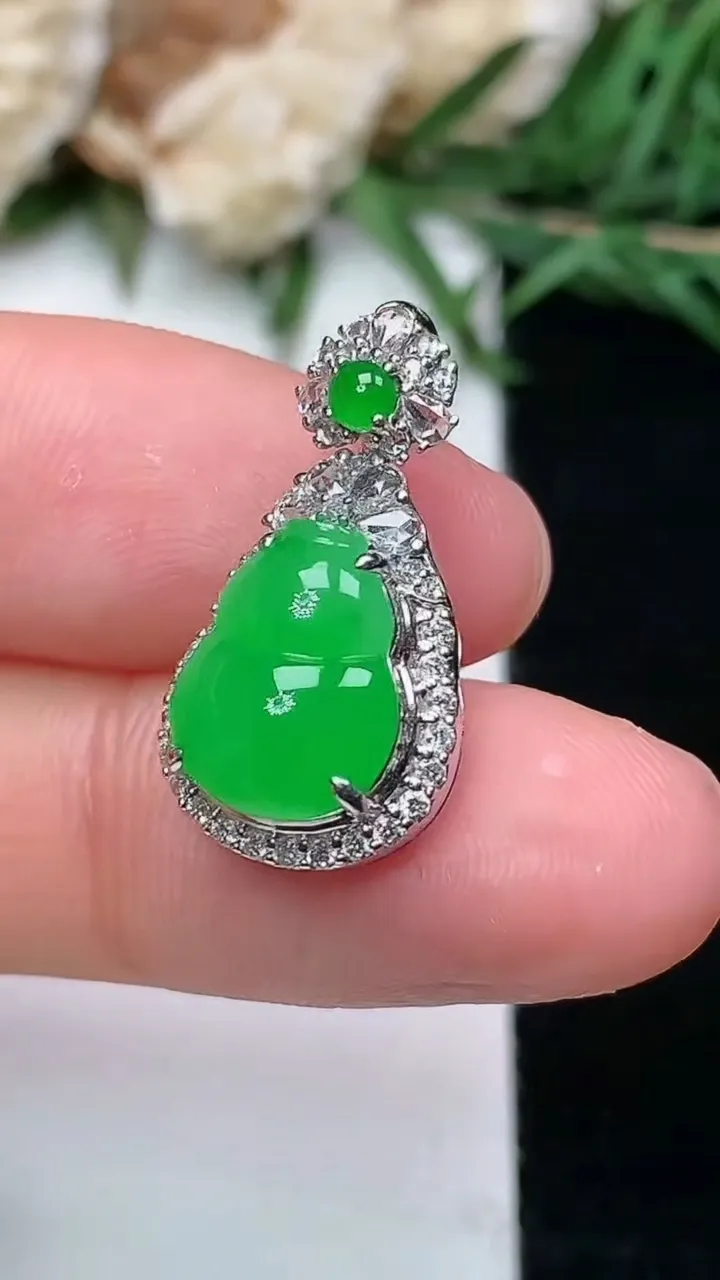 天然A货翡翠葫芦吊坠，尺寸21.6-11.4-8.5，裸石10.7-8.6，重量:2.97g
1月18日