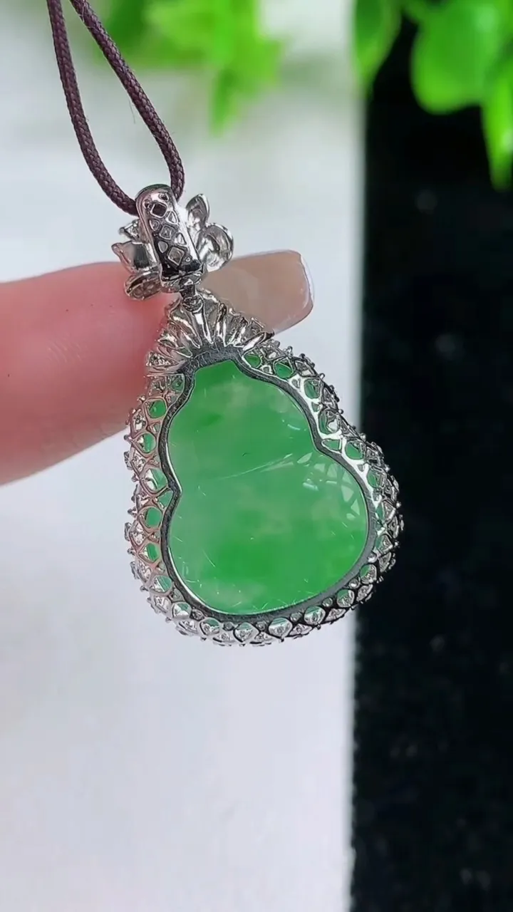 天然A货翡翠葫芦吊坠，尺寸27.7-16-7.4，裸石17.2-14.2重量:3.65g
1月18日