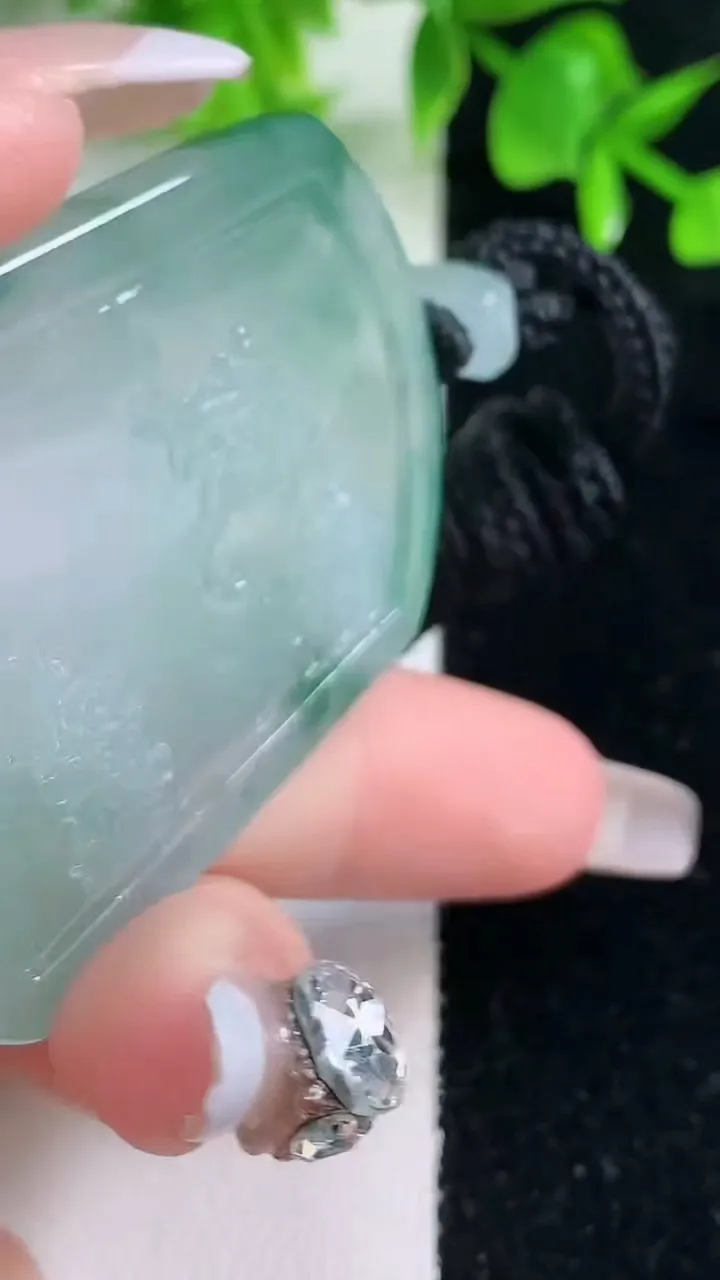 天然A货翡翠种飘花山水牌吊坠，尺寸53-40.6-6，重量:34.20g
1月18日