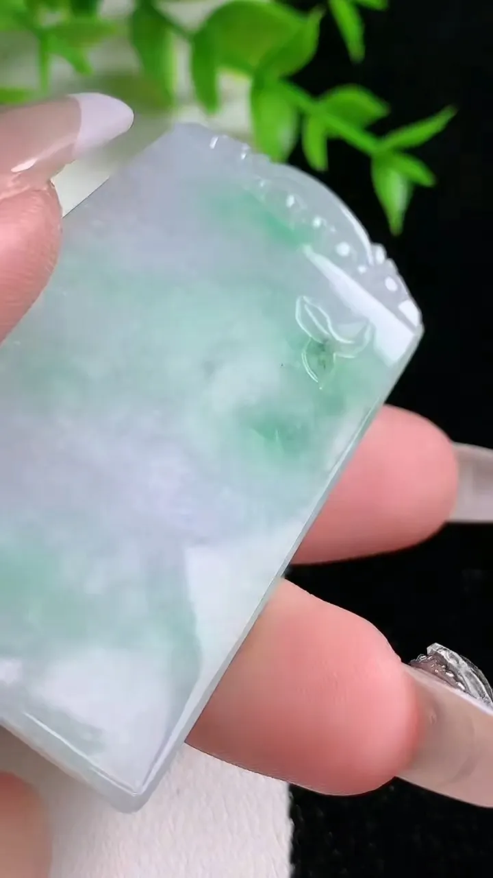 天然A货翡翠无事牌吊坠，尺寸53-35.5-4.5，重:24.29g
1月18日