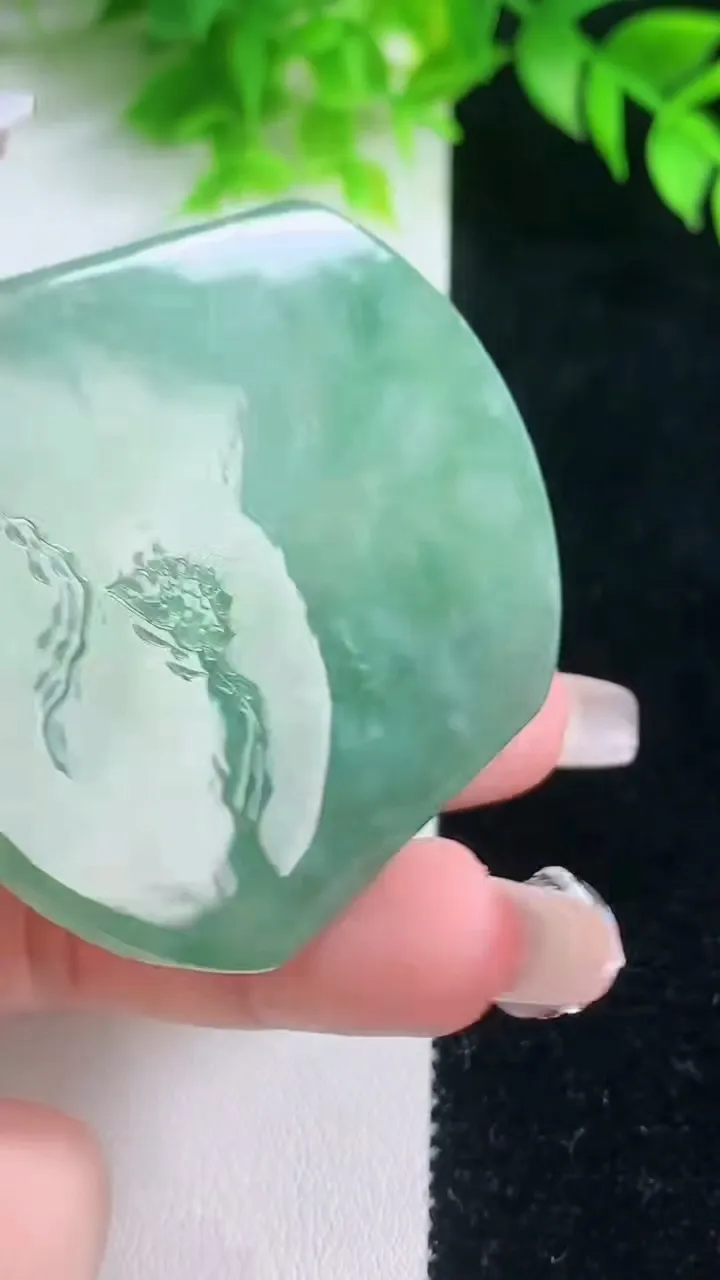 天然A货翡翠山水牌吊坠，尺寸53.8-47.3-4.5，重量:30.30g
1月18日