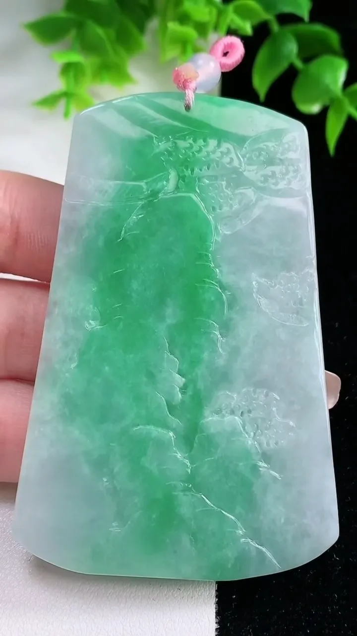 天然A货翡翠山水牌吊坠，尺寸76-48.6-5.4，重量:48.20g
1月18日