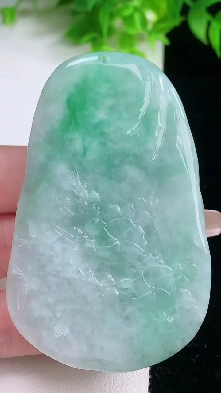 天然A货翡翠梅花鹿吊坠，尺寸73-46.8-9.7，重量:63.48g
1月18日