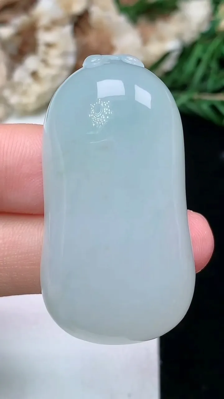 天然A货翡翠飘金花福瓜吊坠，尺寸41.7-22.5-11.5，重量:23.75g
1月18日