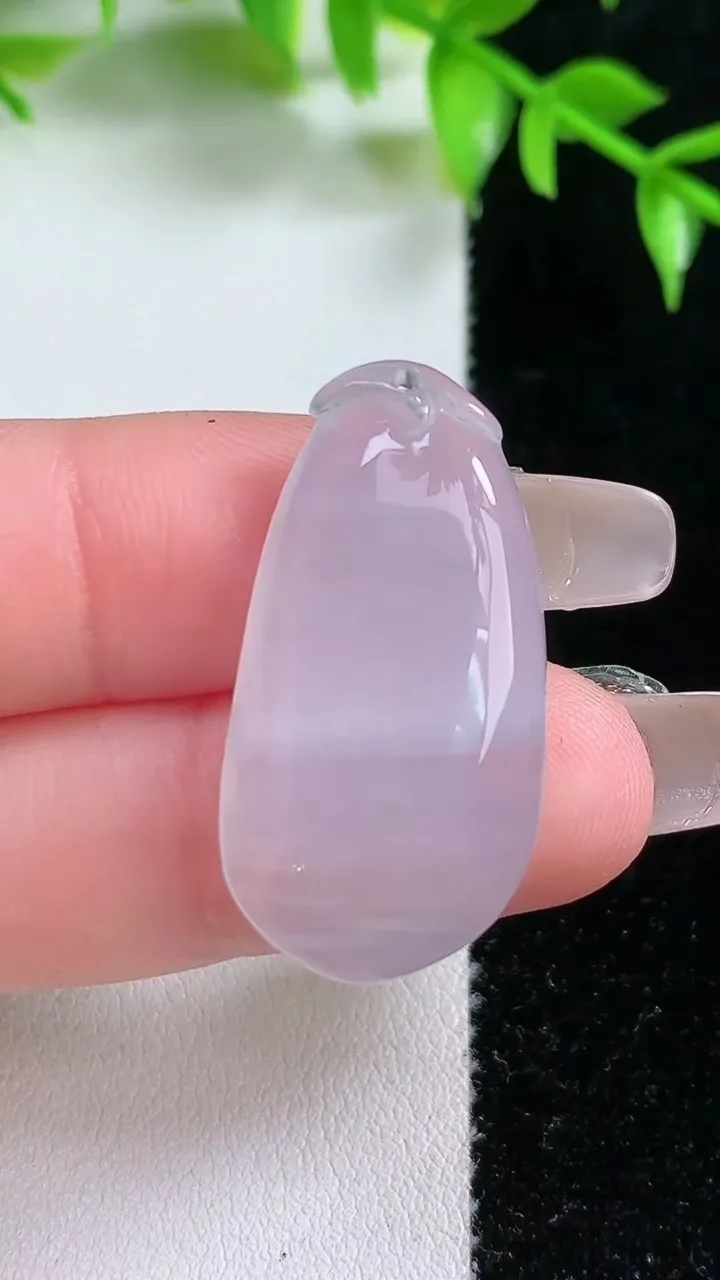 天然A货翡翠福瓜吊坠，尺寸31.2-16.6-6，重:5.38g
1月18日