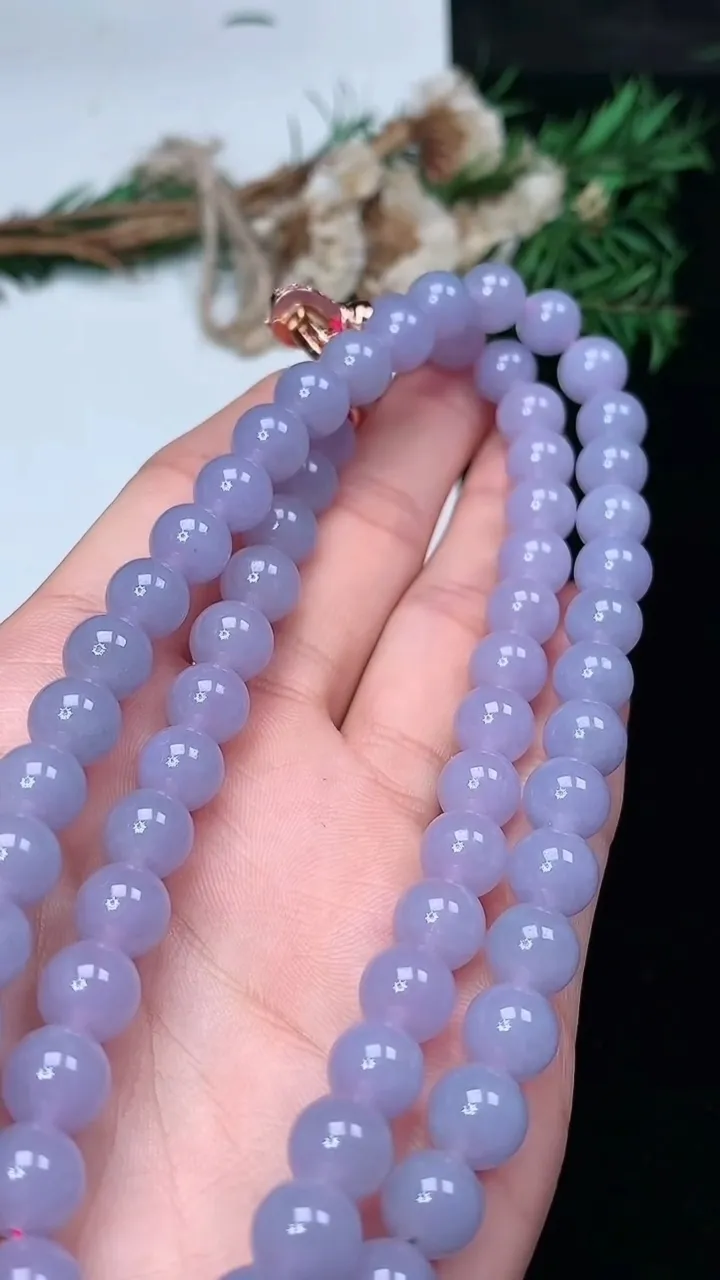 天然A货翡翠紫罗兰圆珠项链，尺寸8.2-70颗，重量:65.64g1月18日
工厂直销收藏佳品,种好水足，色泽均匀，有种有色，上手高大气！