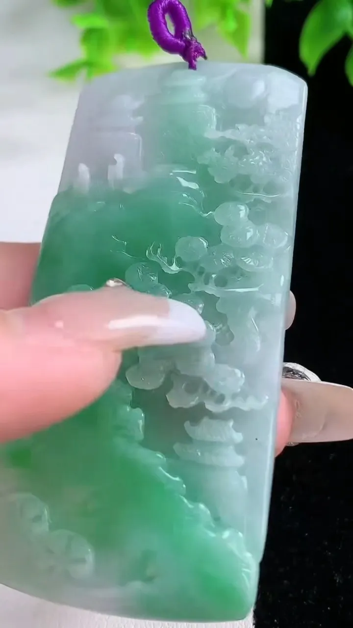 天然A货翡翠山水牌吊坠，尺寸69.2-35.8-5，重量:32.29g
1月18日