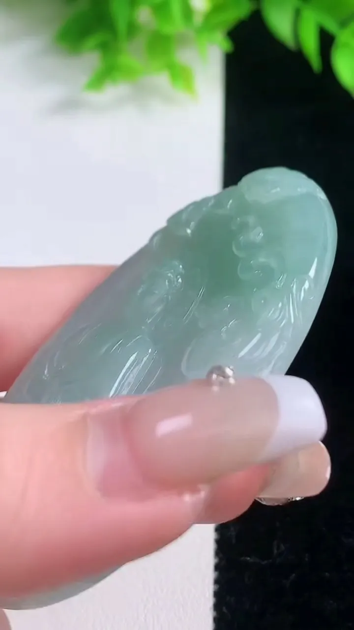 天然A货翡翠大日如来吊坠，尺寸65.4-38-6.3，重量:35.68g
1月18日