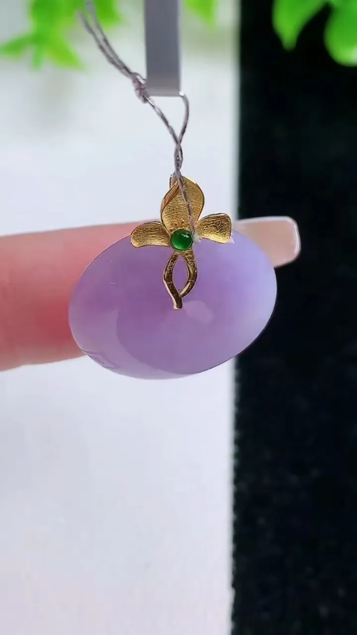 天然A货翡翠18K金紫罗兰平安扣吊坠，尺寸19.7-4.4，重量:4.05g
1月18日