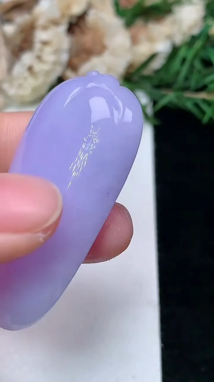 天然A货翡翠紫罗兰福瓜吊坠，尺寸45.6-24.2-10.8，重量:21.52g
1月18日