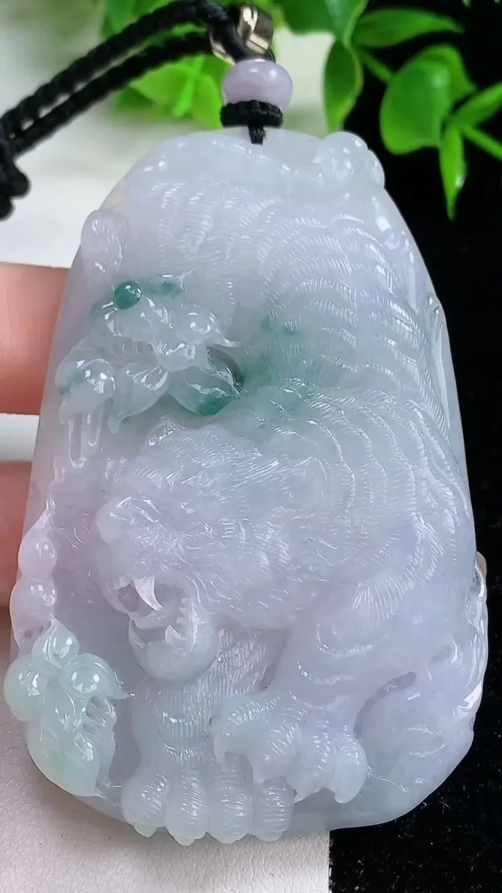 天然A货翡翠种飘花生肖虎吊坠，尺寸74.8-48.7-9.7，重量:86.00g
1月18日