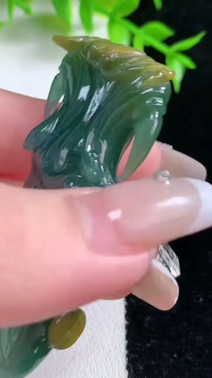 天然A货翡翠蓝水双彩蟹钳吊坠，尺寸65-27.3-8.3，重:22.18g
1月18日