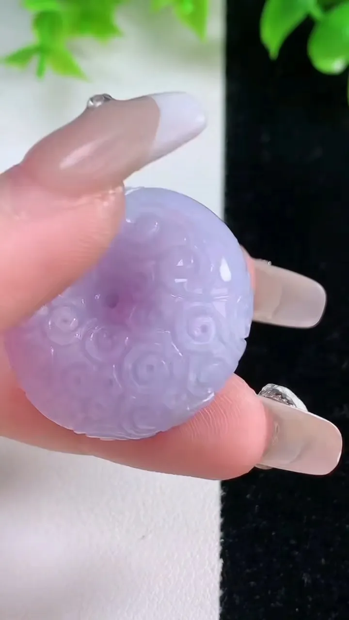 天然A货翡翠紫罗兰雕花平安扣吊坠，尺寸30.8-13.8，重量:24.82g
1月18日