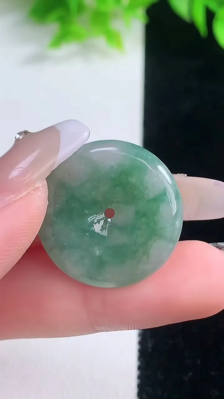 天然A货翡翠飘花平安扣吊坠，尺寸24-4.4，重量:5.92g
1月18日