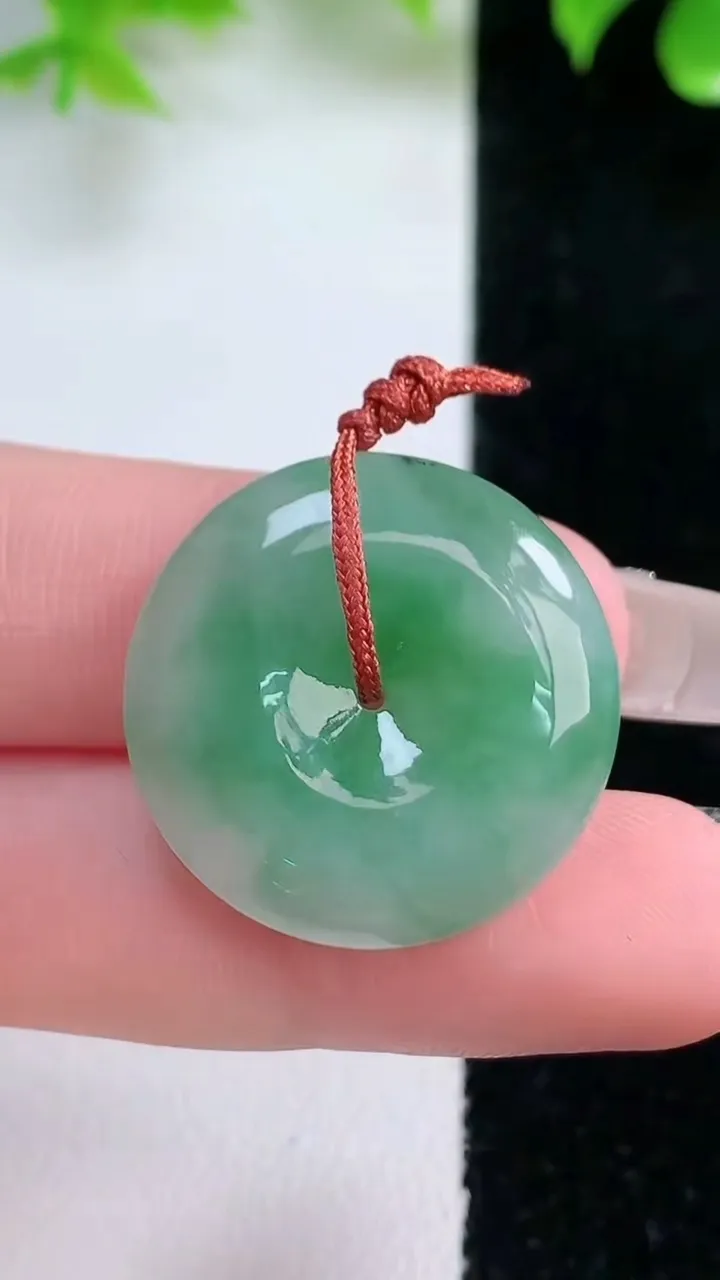 天然A货翡翠平安扣吊坠，尺寸24.3-6，重量:7.91g
1月18日