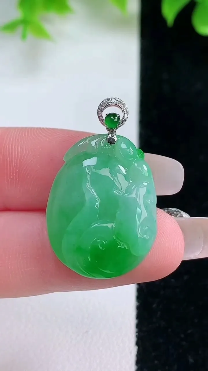 天然A货翡翠福瓜吊坠，尺寸23.2-18.3-5.6，重量:5.08g
1月18日