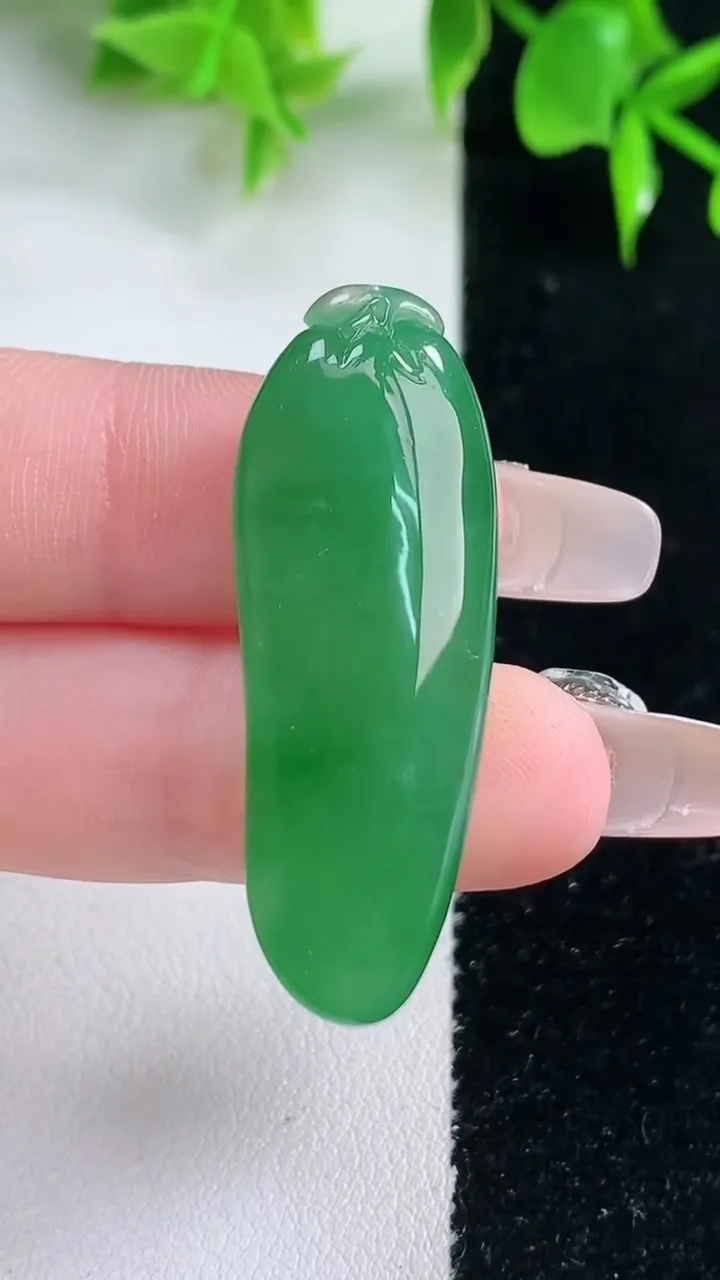 天然A货翡翠福瓜吊坠，尺寸39-14.4-7.8，重量:8.75g
1月18日