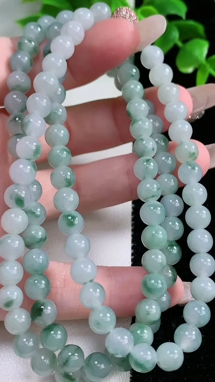 天然A货翡翠冰种飘花圆珠项链，尺寸6.4-108颗，重量:52.68g
1月18日
