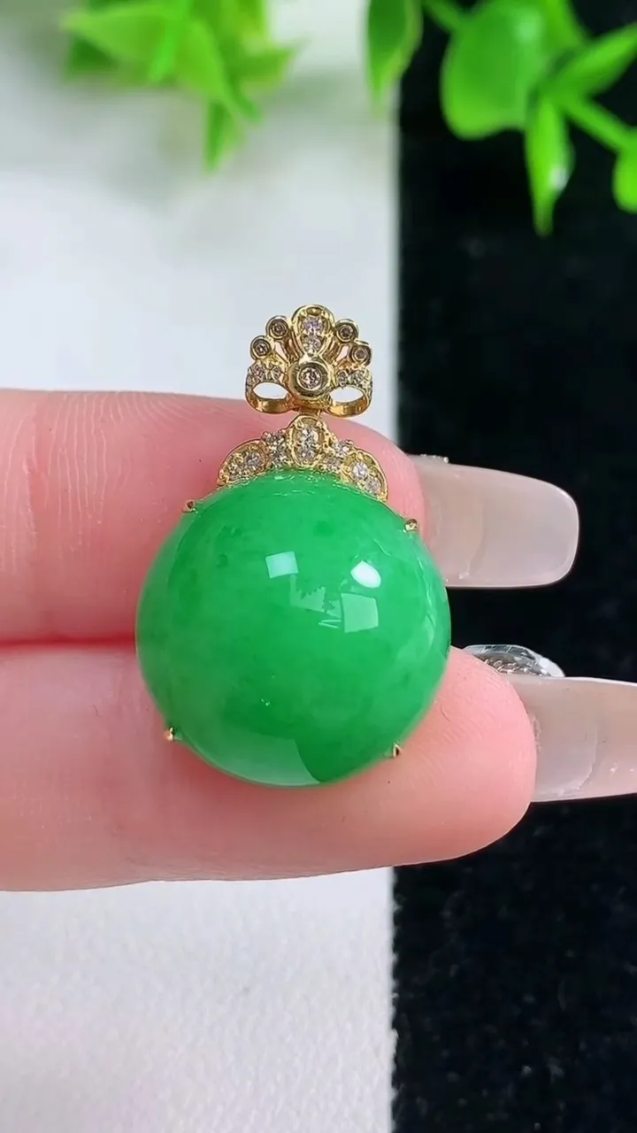 天然A货翡翠蛋面吊坠，尺寸27-17.2-10.7，重量:6.49g
1月18日