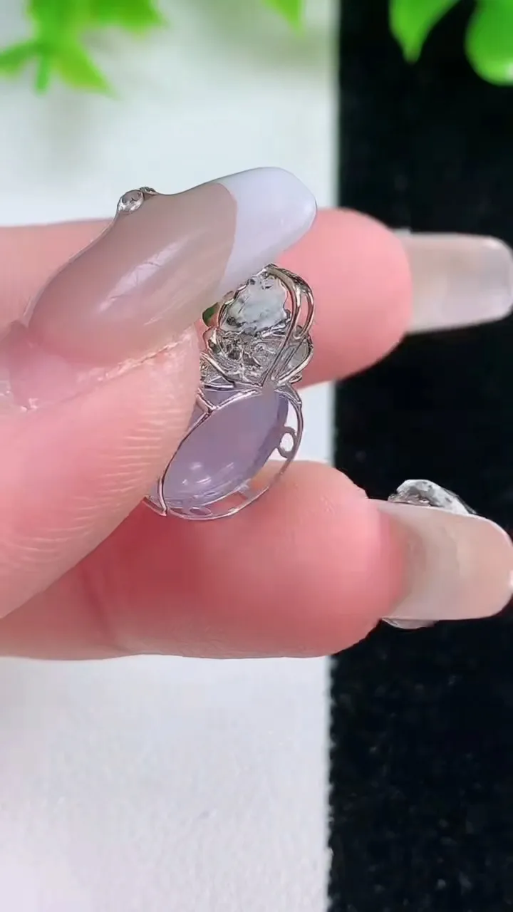 天然A货翡翠18K金紫罗兰蛋面吊坠，尺寸11.5-13.6-7.7，重量:2.51g
1月18日