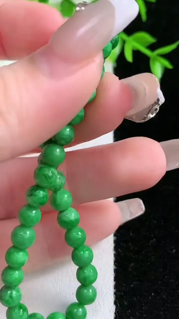天然A货翡翠圆珠手串，尺寸5.5-34颗，重:8.14g1月18日
工厂直销收藏佳品,种好水足，色泽均匀，有种有色，上手高大气！