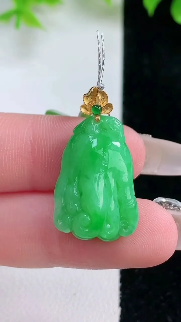 天然A货翡翠佛手瓜吊坠，尺寸21.7-14.4-7.5，重量:5.20g
1月18日