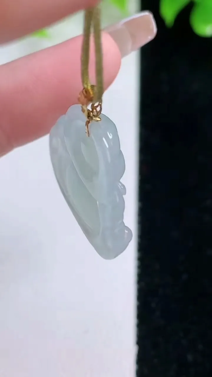 天然A货翡翠种白冰佛公吊坠，尺寸21-24-4.5，重量:3.61g
1月18日