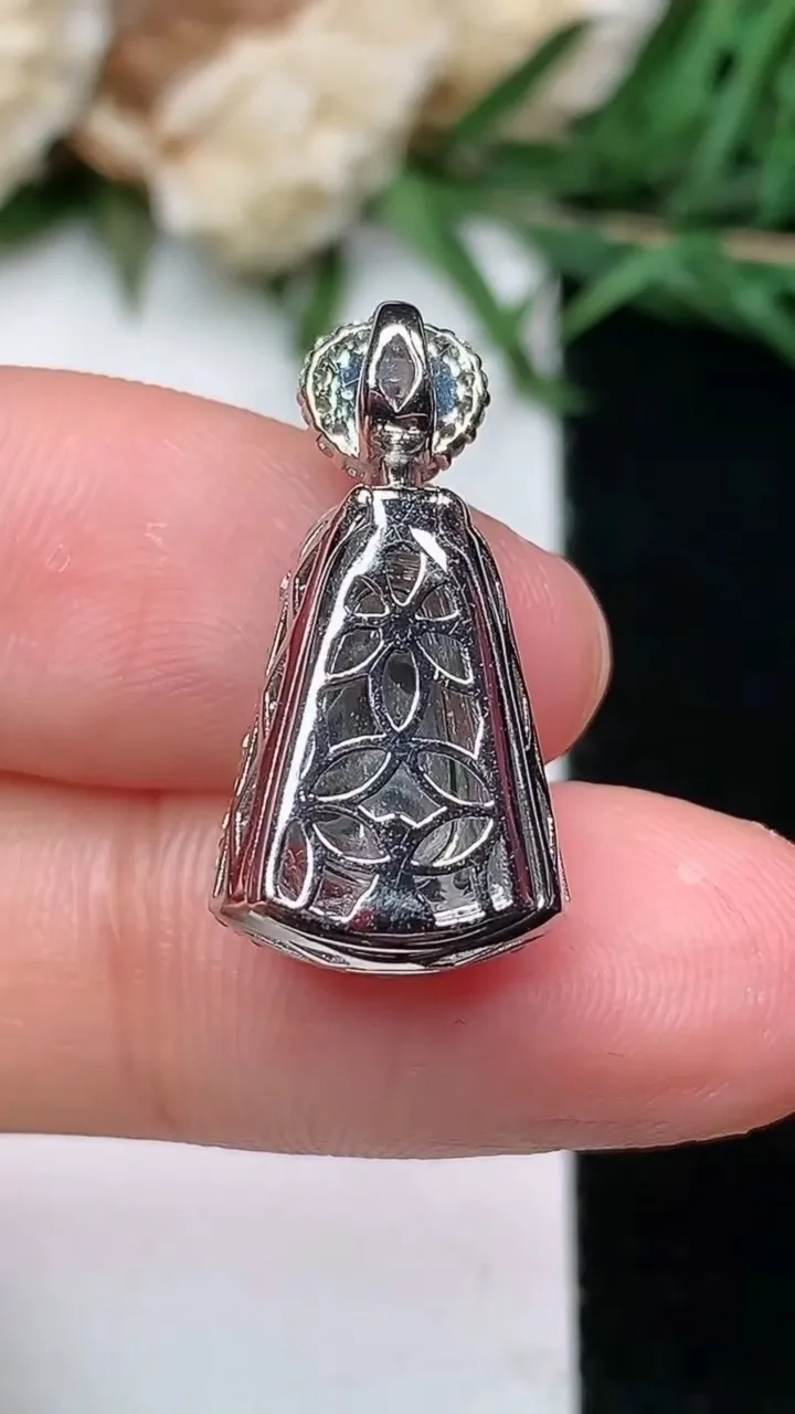 天然A货翡翠无事牌吊坠，尺寸21.7-11.4-7.5，裸石11.9-8，重量:2.64g
1月18日